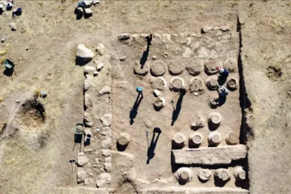 Excavations on Mount Erek uncover 42 inscribed storage jars