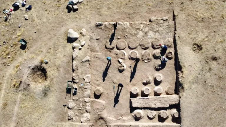Excavations on Mount Erek uncover 42 inscribed storage jars