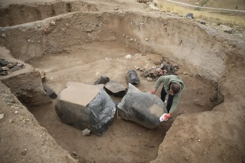 Ancient sculpture revealed in Garibin Tepe, Türkiye