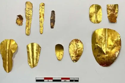 Múmias com línguas e unhas de ouro encontradas em Al-Bahnasa