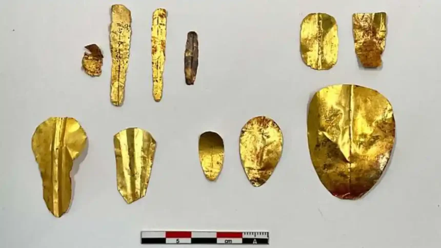 Múmias com línguas e unhas de ouro encontradas em Al-Bahnasa