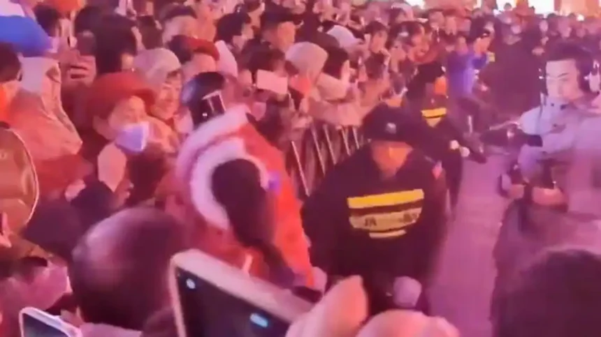 Did an AI robot attack people at a festival in China