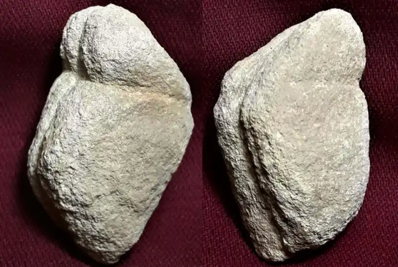 Kizilin 2 Figurine, also described as conjoined twins