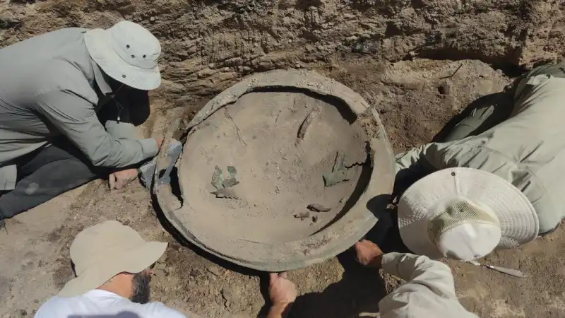 Em Van, 3 escudos de bronze e 1 capacete datados de 2.700 anos foram encontrados na etapa deste ano das escavações realizadas há 36 anos na Fortaleza de Ayanis, construída pelos urartianos, em 8 de setembro de 2024 (Foto: IHA).