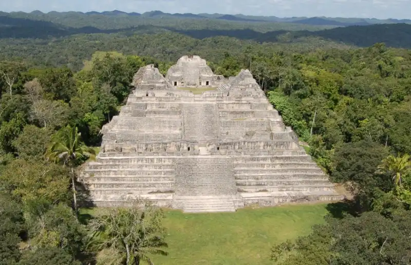 Descoberto túmulo do primeiro rei de Caracol, antiga cidade maia