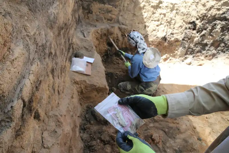 Uma vista das escavações arqueológicas em andamento na Fortaleza de Ayanis, localizada em uma colina com vista para o Lago Van, na Turquia, em 18 de julho de 2025. (Foto: AA).