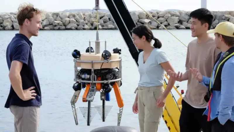 Nicolas Hoischen, Zara Zothabayeva, Tzu-Yuan Huang, and Hamish Grant from TUM discuss TUM's new diving robot in the port of Marseille. Andreas Schmitz / TUM