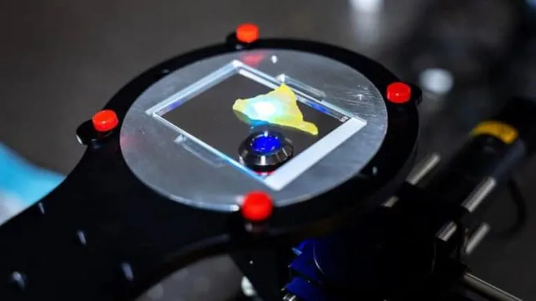 O “microscópio de profundidade de campo estendida com aprendizagem profunda” da Rice University, ou DeepDOF. (imagem representativa). Crédito: Rice University