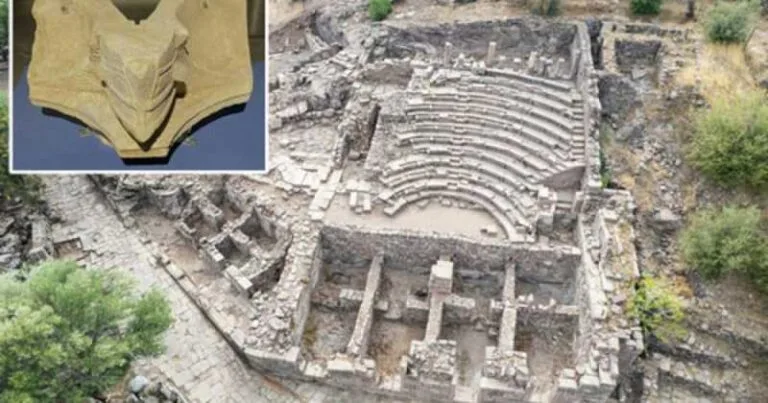 Aigai Bouleuterion, ou edifício do conselho, onde o relógio de sol foi encontrado. Inserção: relógio de sol com 2.200 anos descoberto em Aigai. Fonte: Suzi/Adobe Stock. Inserção Haberler