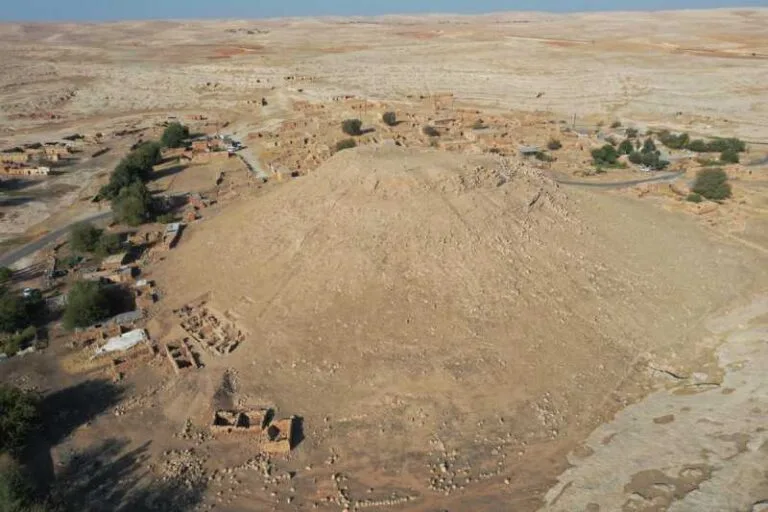 Uma vista aérea mostra o monte e as áreas de escavação onde vestígios da Idade do Ferro foram desenterrados na antiga cidade de Sogmatar, em Sanliurfa, Turquia, 12 de outubro de 2025. (Foto: AA)