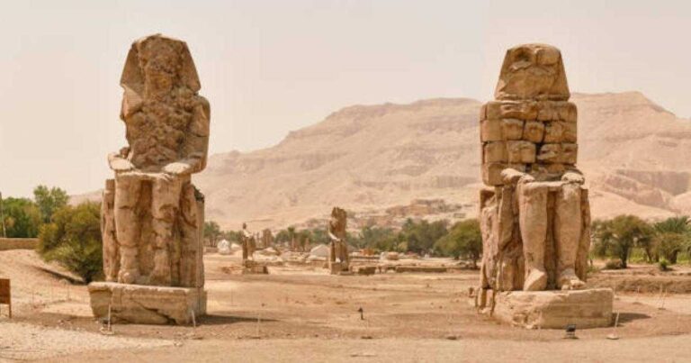 Colossos de Mêmnon (estátuas do faraó Amenófis III), Luxor, Egito. Fonte: VLAD ANTONOV / Adobe Stock