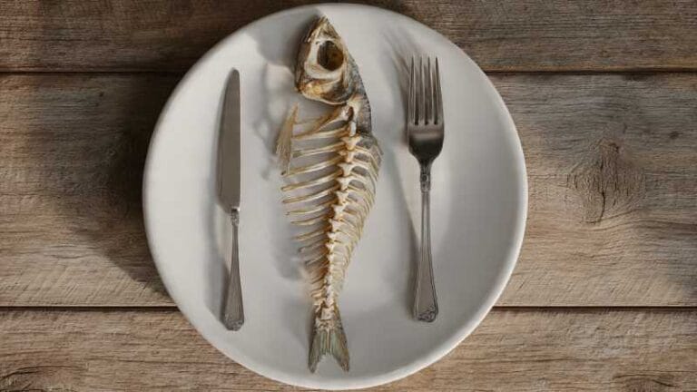 Engasgar é apenas um dos riscos à saúde causados por engolir espinhas de peixe