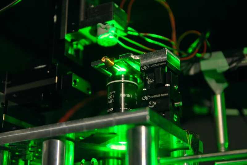 A imagem mostra um laboratório de tecnologia quântica da Universidade Heriot-Watt.