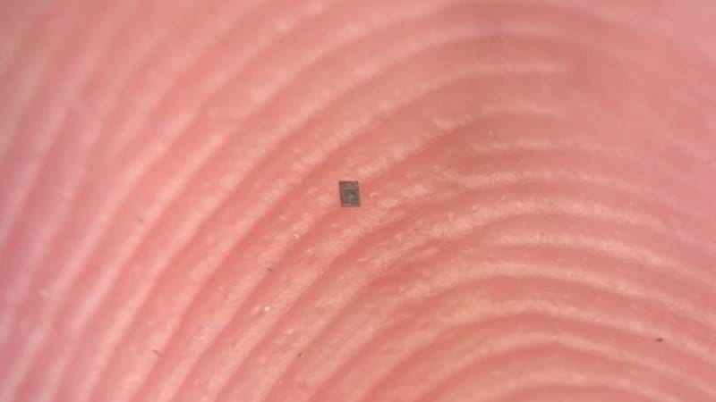 O microrrobô é tão pequeno que consegue se equilibrar sobre as cristas de uma impressão digital. (Marc Miskin/UPenn)