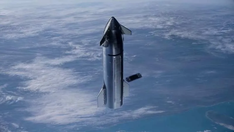 Uma concepção artística mostra o estágio superior da Starship lançando um satélite em órbita. (Ilustração da SpaceX)