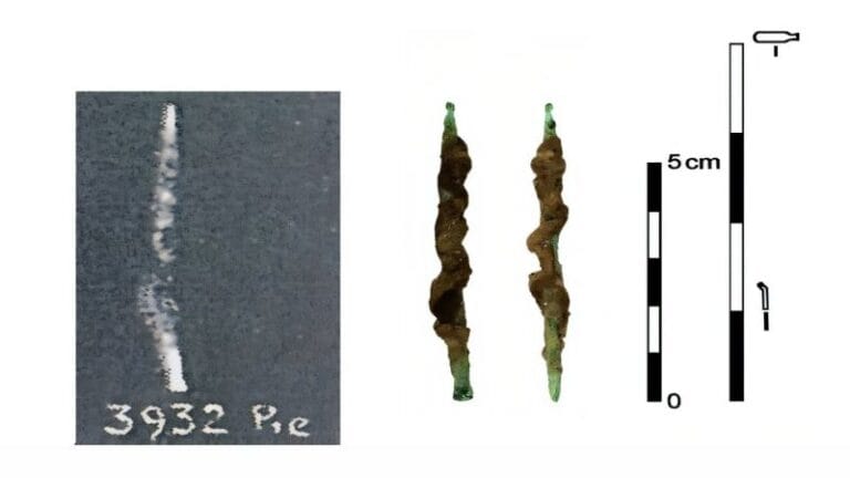 Fotografia original do artefato publicada em 1927 por Guy Brunton (à esquerda) e o artefato atual, fotografia de Martin Odler.