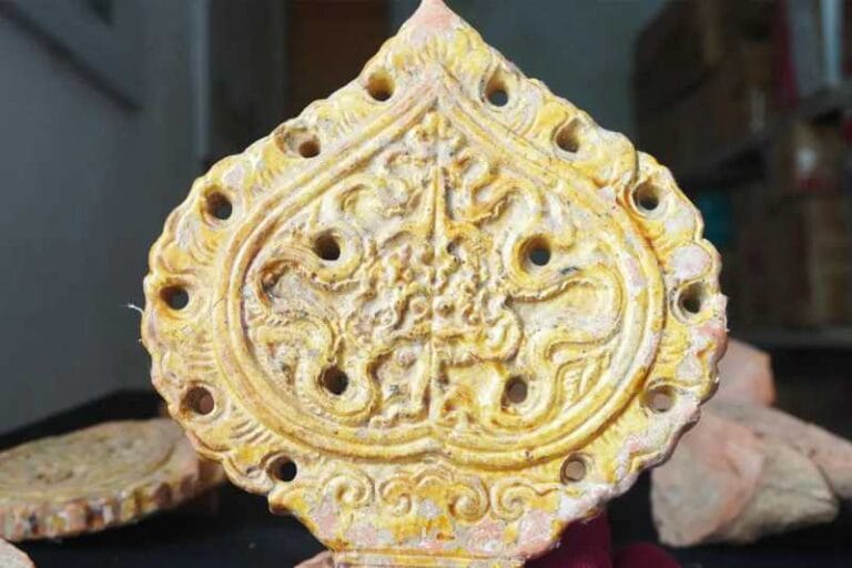 A dragon-shaped Bodhi leaf made of terracotta and glazed with gold was discovered at the Ho Dynasty Citadel World Heritage site.