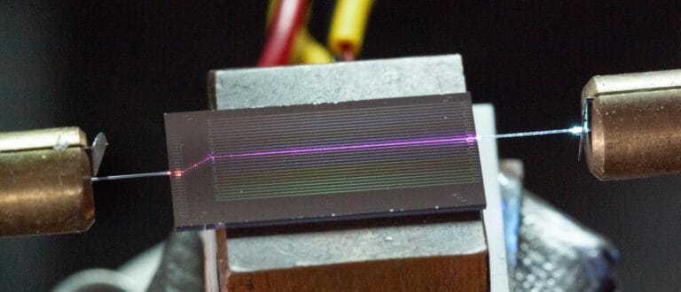 Avanço da Harvard Gera Fontes de Luz UV Poderosas em Chip