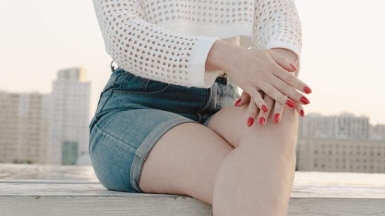 Cruzar as Pernas Faz Mal? O Que a Evidência Diz