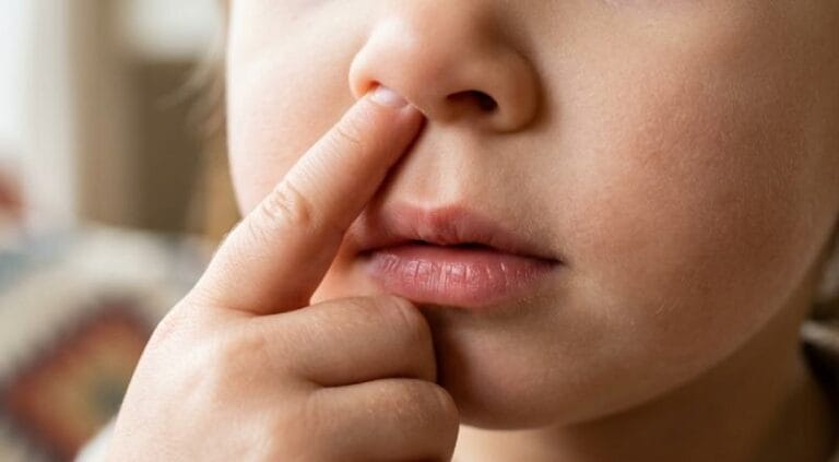 Estudo Sugere Ligação Entre Limpeza Nasal e Risco de Alzheimer