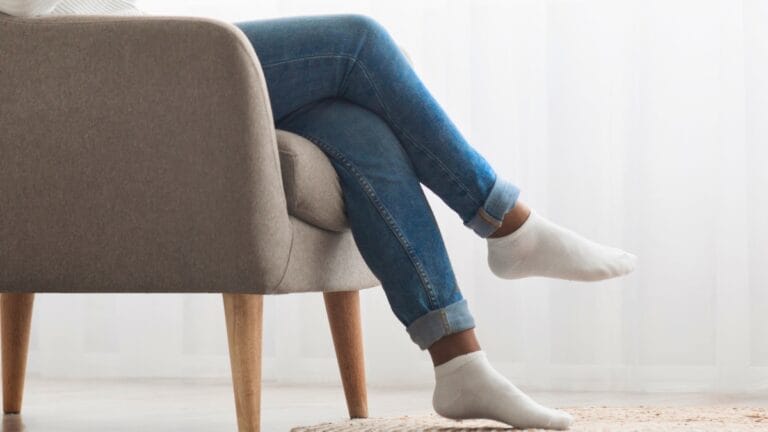 Cruzar as Pernas Faz Mal? O Que a Evidência Diz