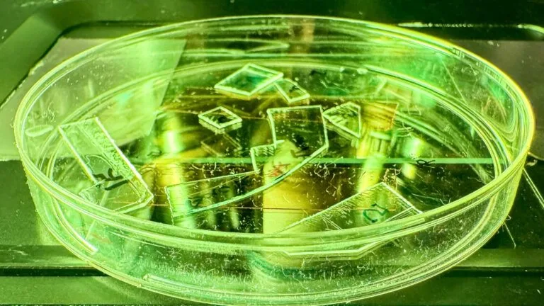 Amostras de acrílico transparente revestidas com o novo material. RMIT