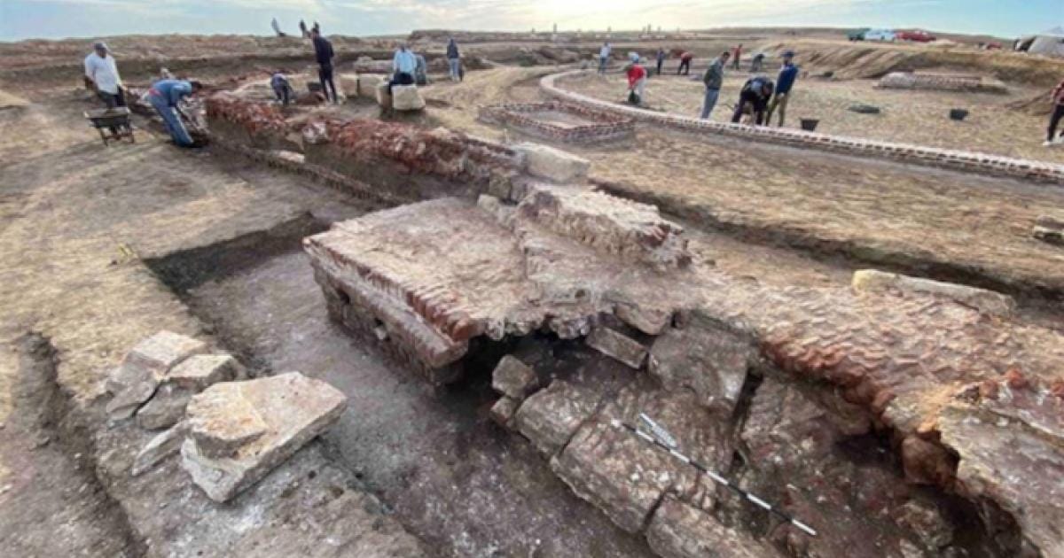 Vista aérea da bacia circular no templo de água recém-descoberto em Pelúsio.