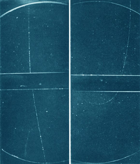 Uma partícula de múon atravessando chumbo em uma câmara de nuvens. Crédito da imagem: Jino John 1996 / CC BY-SA 4.0.