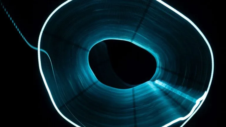 Físicos Observam Fenômeno Superluminal em “Buracos” de Luz