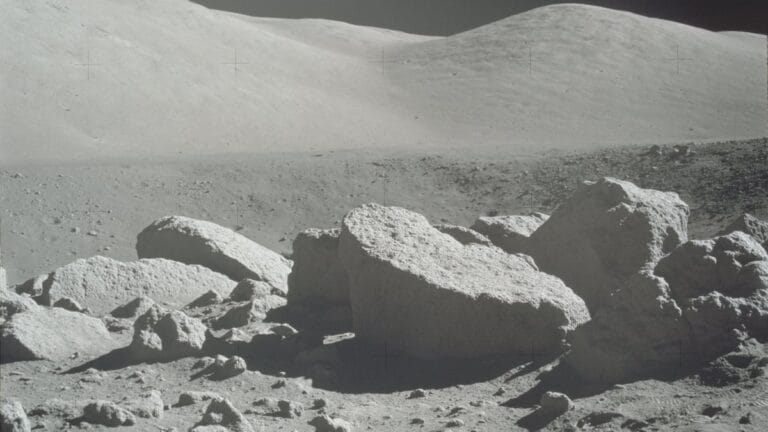 A cratera Camelot, na Vallé Taurus-Littrow da Lua, é o local onde foi encontrada a amostra contendo titânio trivalente. (Project Apollo Archive/Flickr/Domínio Público)