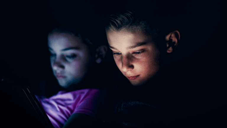 Estudo Revela Atrasos no Desenvolvimento em Gêmeos na Primeira Infância