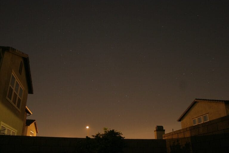 Poluição luminosa é reconhecida como ameaça ambiental no Reino Unido
