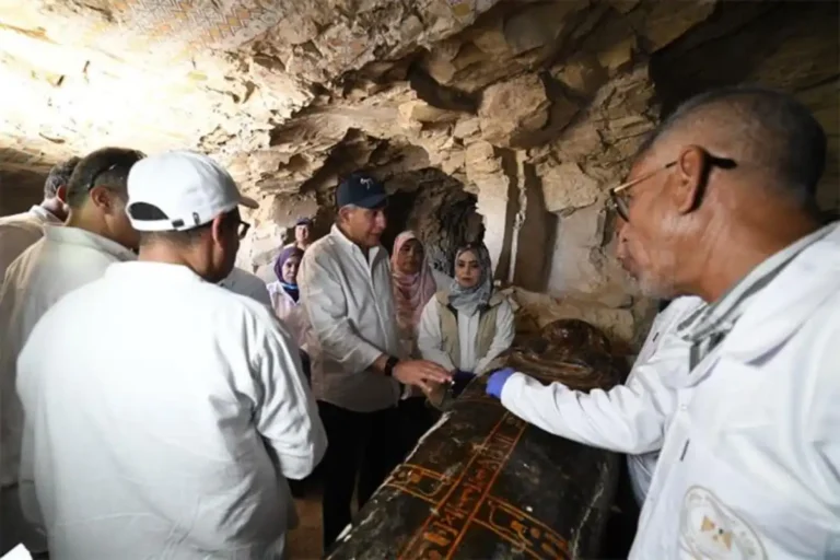 Autoridades egípcias e arqueólogos inspecionam um dos caixões recém-descobertos em Dra Abu El-Naga, em Luxor. Fonte: Ministério do Turismo e Antiguidades, via Ahram Online.
