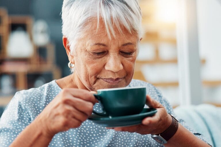 Estudo relaciona consumo de chá e café à saúde óssea em mulheres