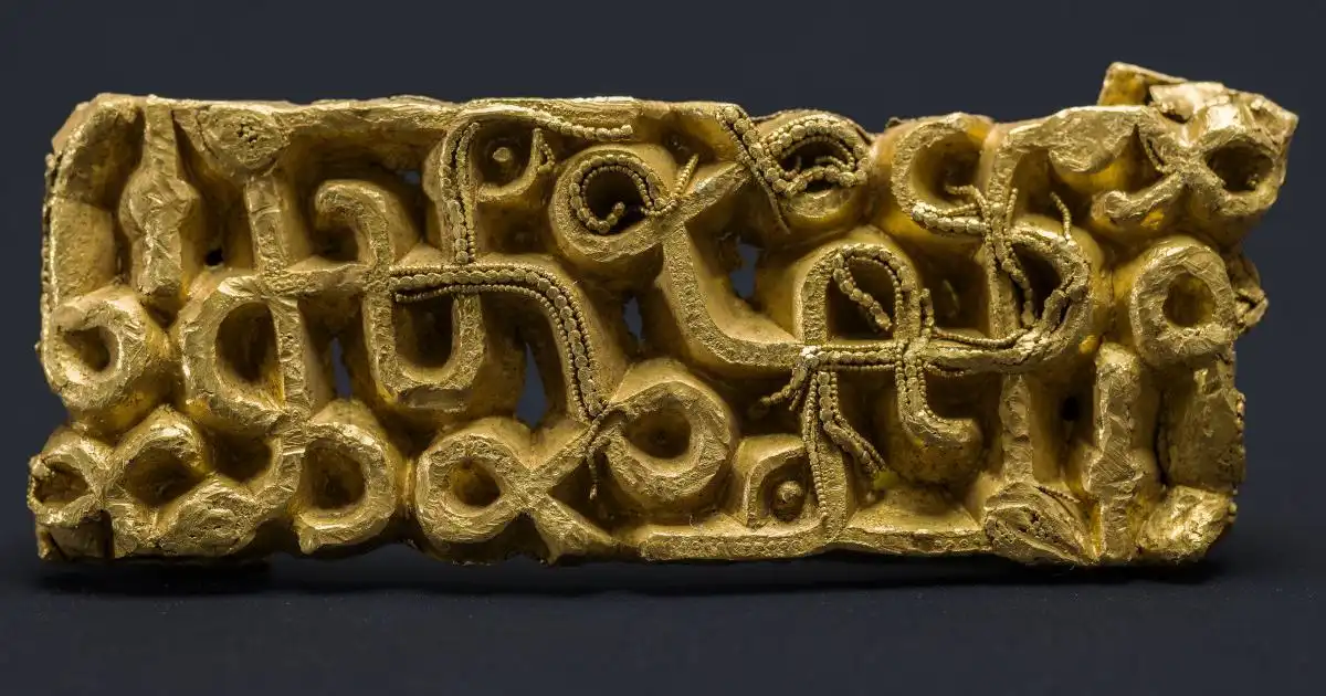 O ornamento de ouro da bainha de espada, ricamente decorado e datado de 1.500 anos atrás, descoberto no sudoeste da Noruega. Crédito: Annette Græsli ØvrelidUni / Museu de Arqueologia / Universidade de Stavanger.