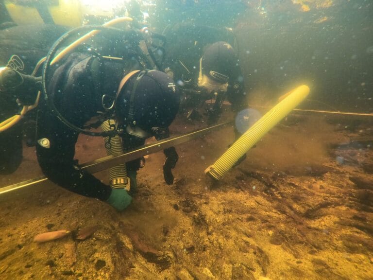 Arqueólogos mapeiam crannog escocês mais antigo que Stonehenge