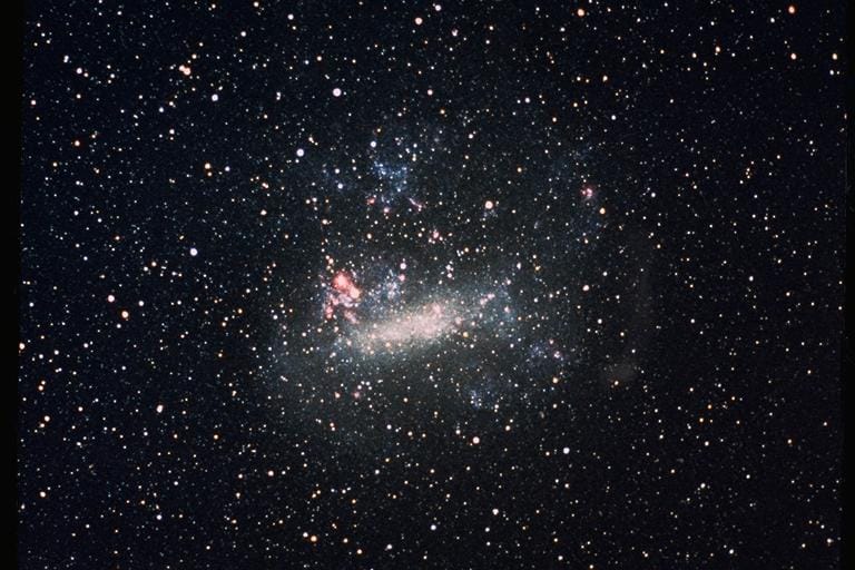 Astrônomos observam evento de microlente em estrela distante