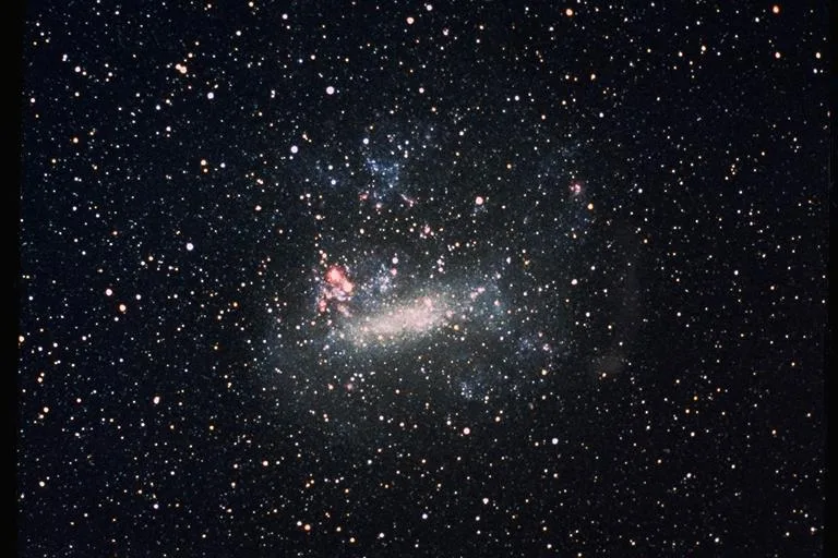 Astrônomos observam evento de microlente em estrela distante