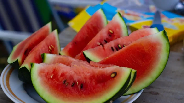 Os amantes de melancia podem estar recebendo um benefício à saúde maior do que imaginam. Pesquisas vinculam o consumo de melancia a dietas mais saudáveis, ingestão melhorada de nutrientes e potenciais benefícios para a função cardíaca e dos vasos sanguíneos.