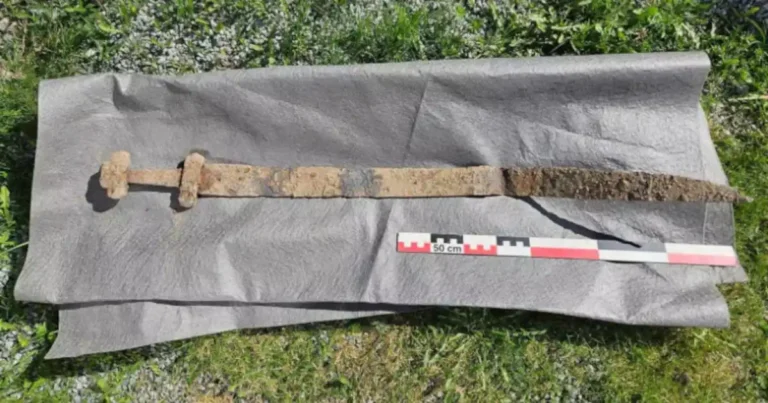 Espada de lâmina única com 1.300 anos encontrada em um campo em Gran, em Innlandet, na Noruega. Fonte: Kulturarv i Innlandet