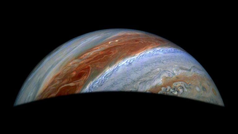 Juno revela estrutura interna complexa de Júpiter