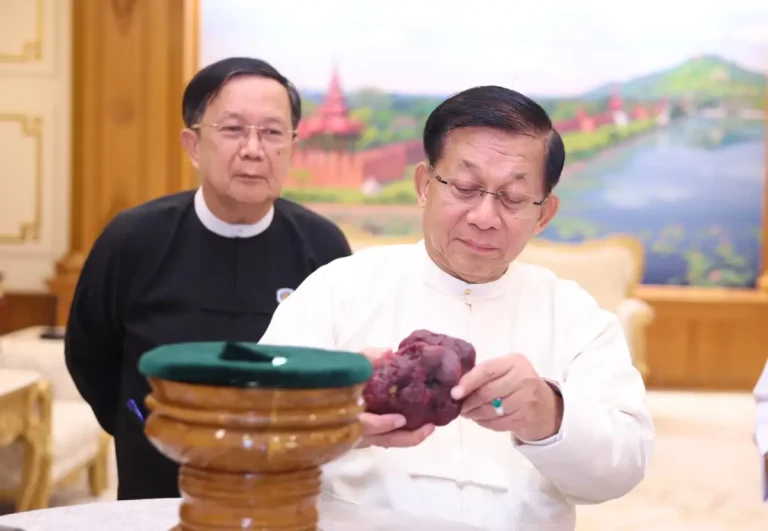 O presidente Min Aung Hlaing examina um rubi antigo, grande e de bela coloração, recém-descoberto na região de gemas de Mogok, na Região de Mandalay.