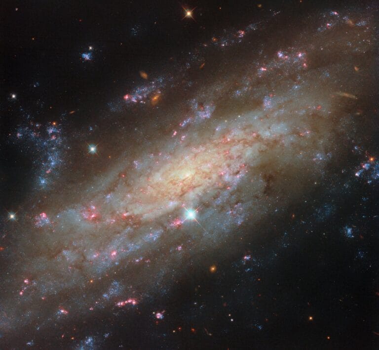 Telescópio Hubble captura imagem da galáxia NGC 3137