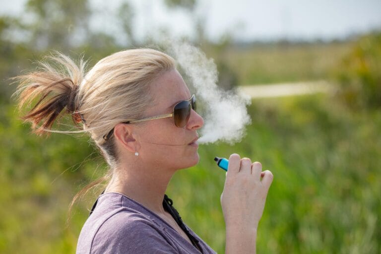 E-cigarros ajudam mais na cessação do tabagismo, diz estudo