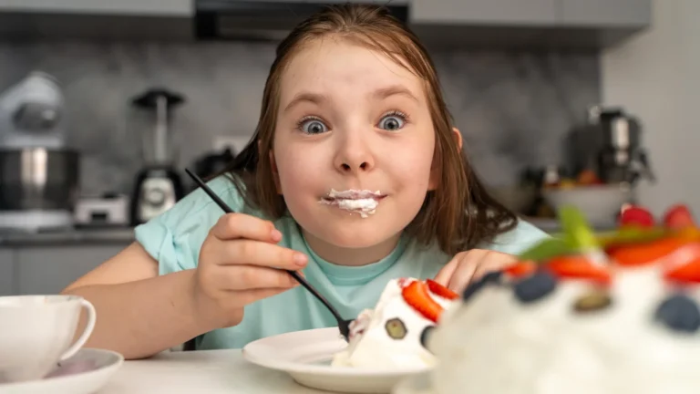 Estudo revela impacto de junk food na formação do cérebro infantil