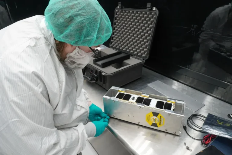 CubeSat SNAPPY é lançado para testar detectores de neutrinos