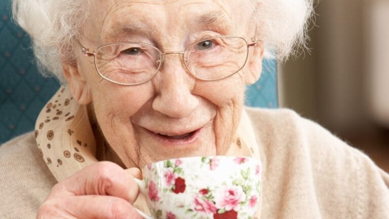 Escolha entre Chá ou Café Pode Impactar Risco de Osteoporose em Mulheres Idosas