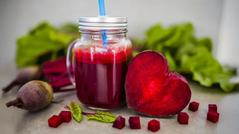 Suco de beterraba reduz pressão arterial em idosos em 2 semanas