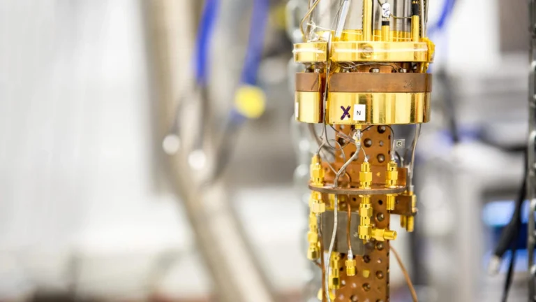 Cientistas conectam ‘cristal do tempo’ a dispositivo real em avanço quântico