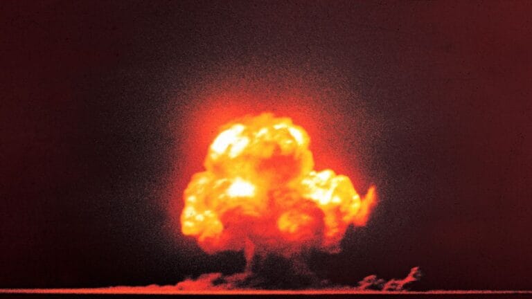 Cientistas descobrem cristal ‘impossível’ em trinitite nuclear